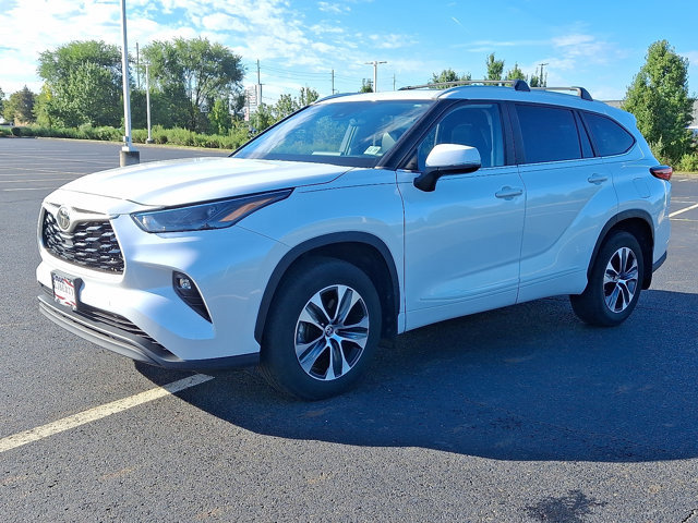 Used 2023 Toyota Highlander XLE image 3
