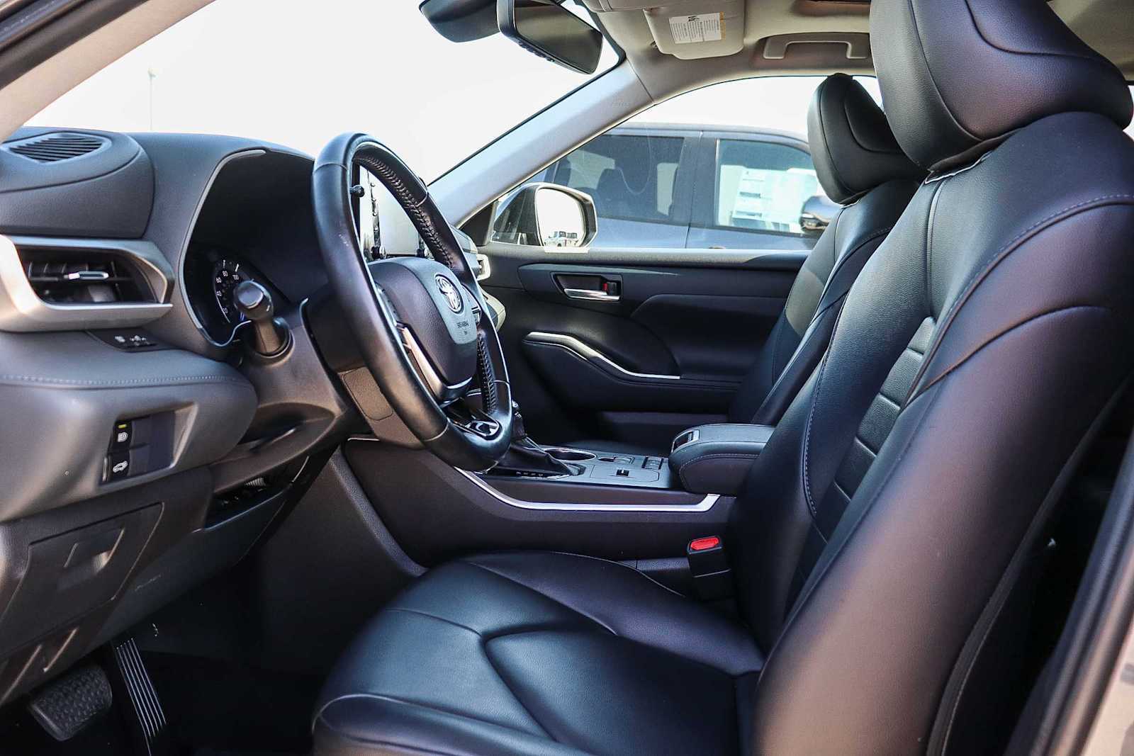 Used 2021 Toyota Highlander XLE image 18