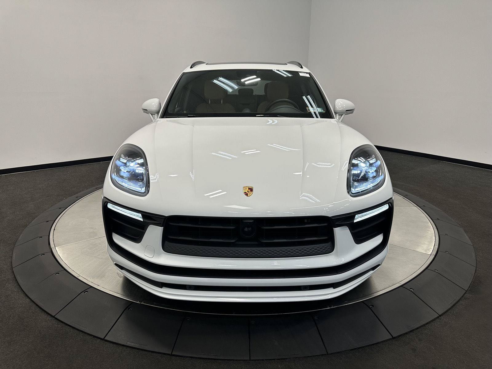 Certified 2025 Porsche Macan AWD/4WD image 10