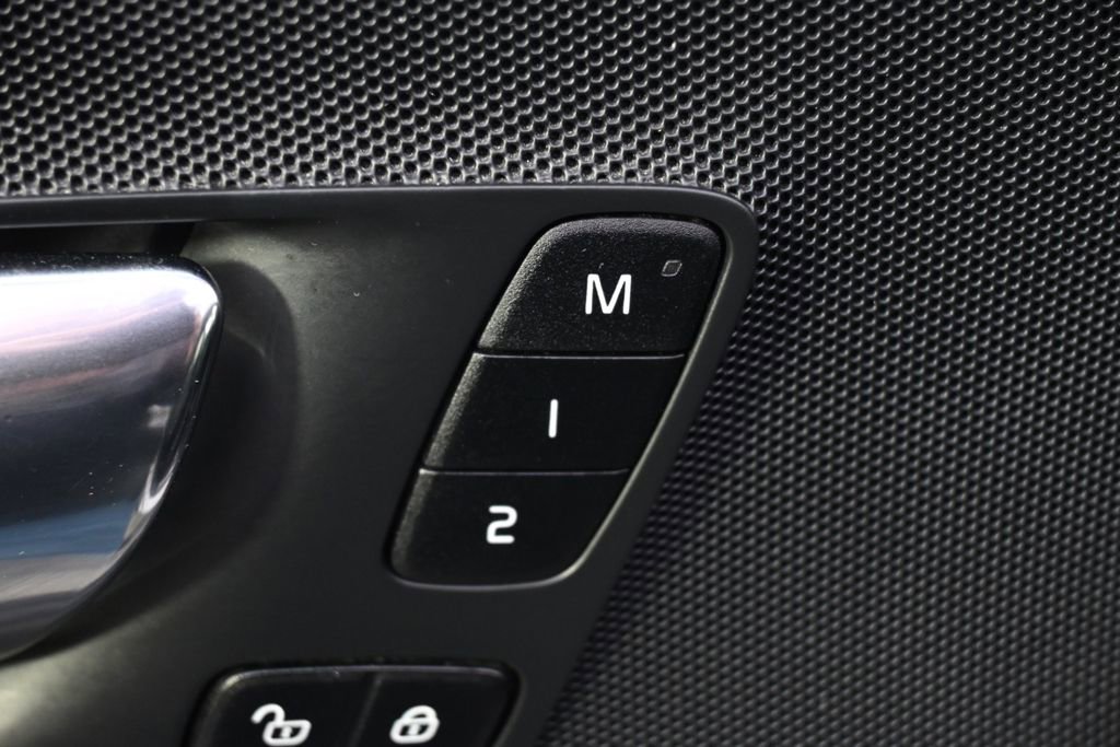 Used 2018 Volvo XC60 T6 Momentum w/ Vision Package image 20