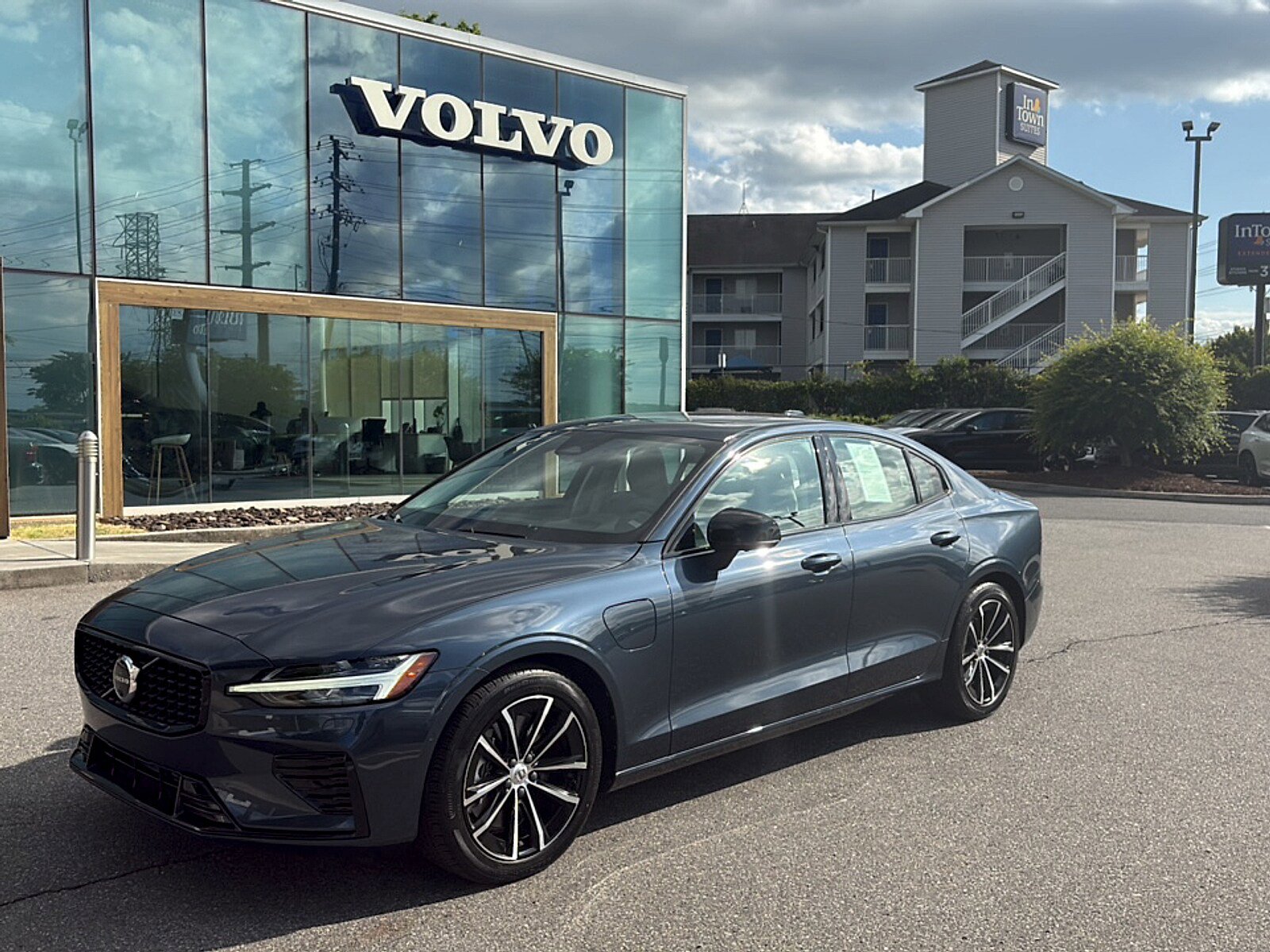 Certified 2025 Volvo S60 T8 Plus AWD/4WD image 1