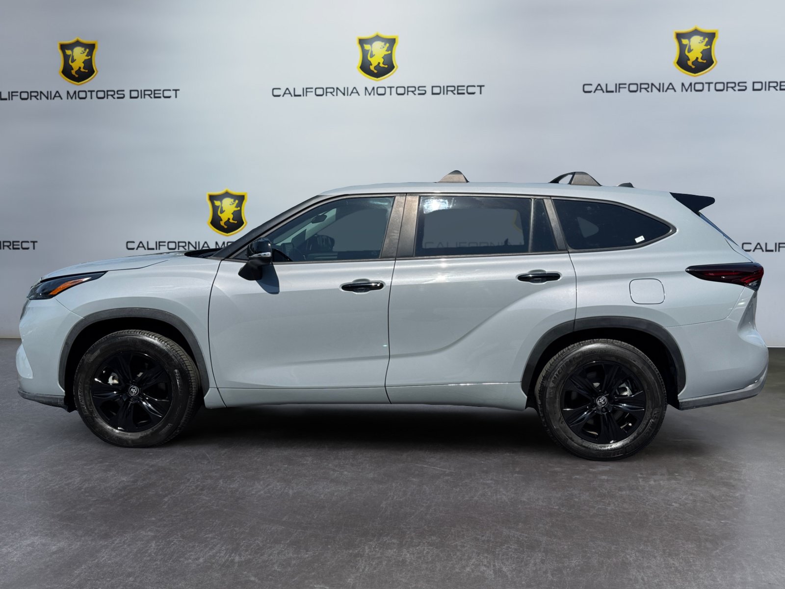 Used 2024 Toyota Highlander LE FWD image 2