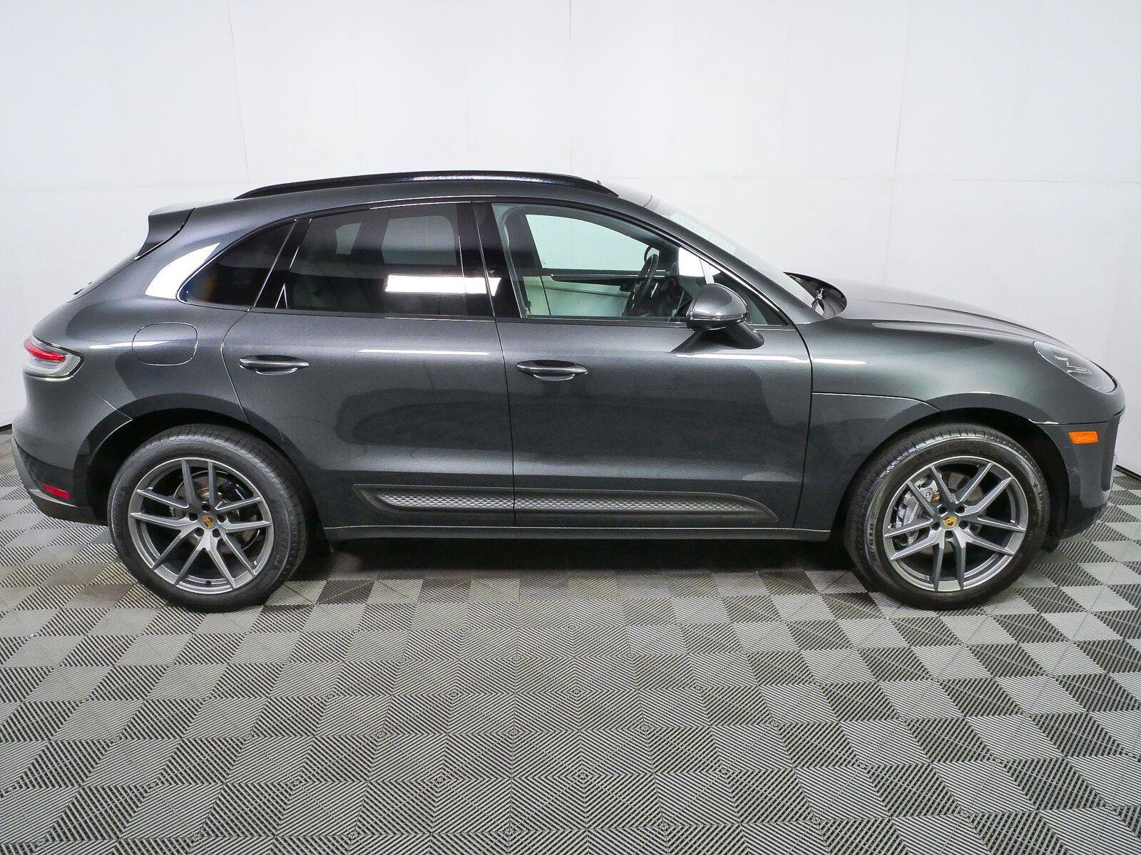 Certified 2024 Porsche Macan AWD/4WD image 25