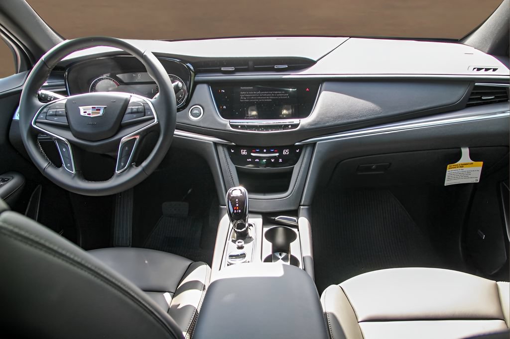 Certified 2025 Cadillac XT5 Luxury FWD image 17