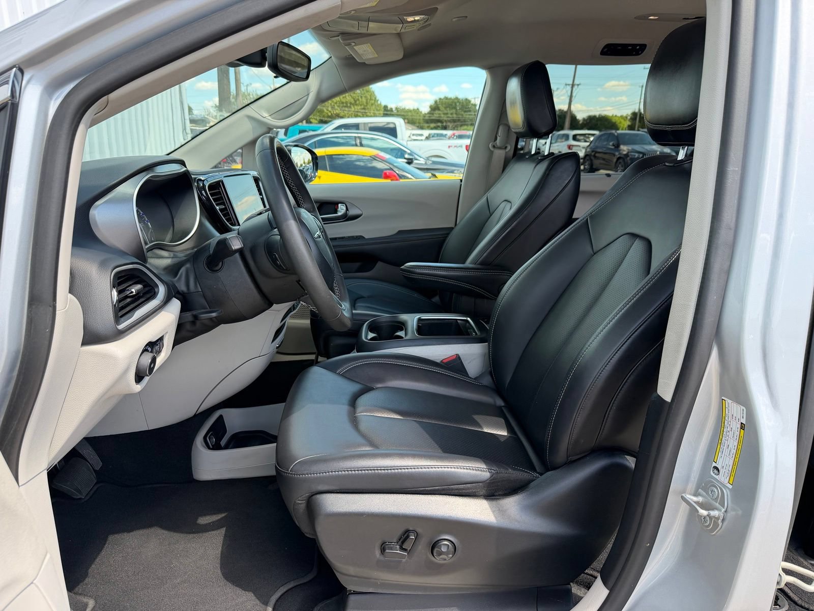 Used 2024 Chrysler Pacifica Touring-L FWD image 20