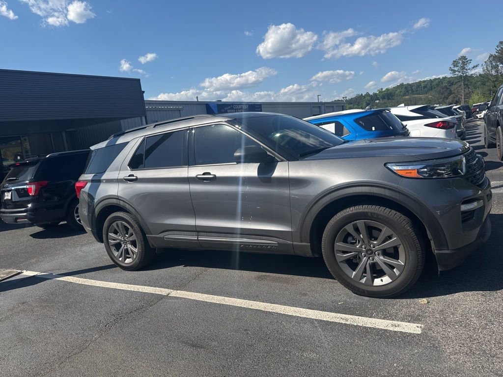 Used 2021 Ford Explorer XLT w/ Equipment Group 202A AWD/4WD image 3