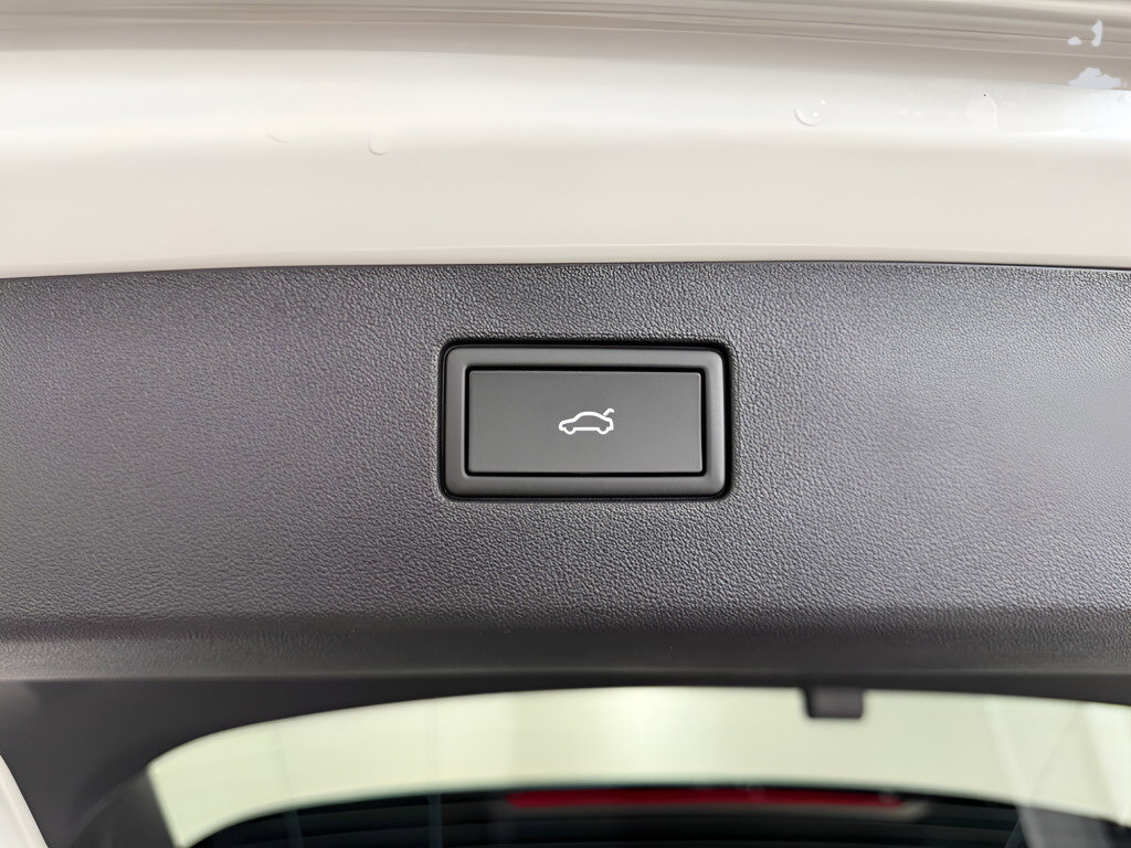 Certified 2025 Volkswagen Tiguan SE R-Line AWD/4WD image 10