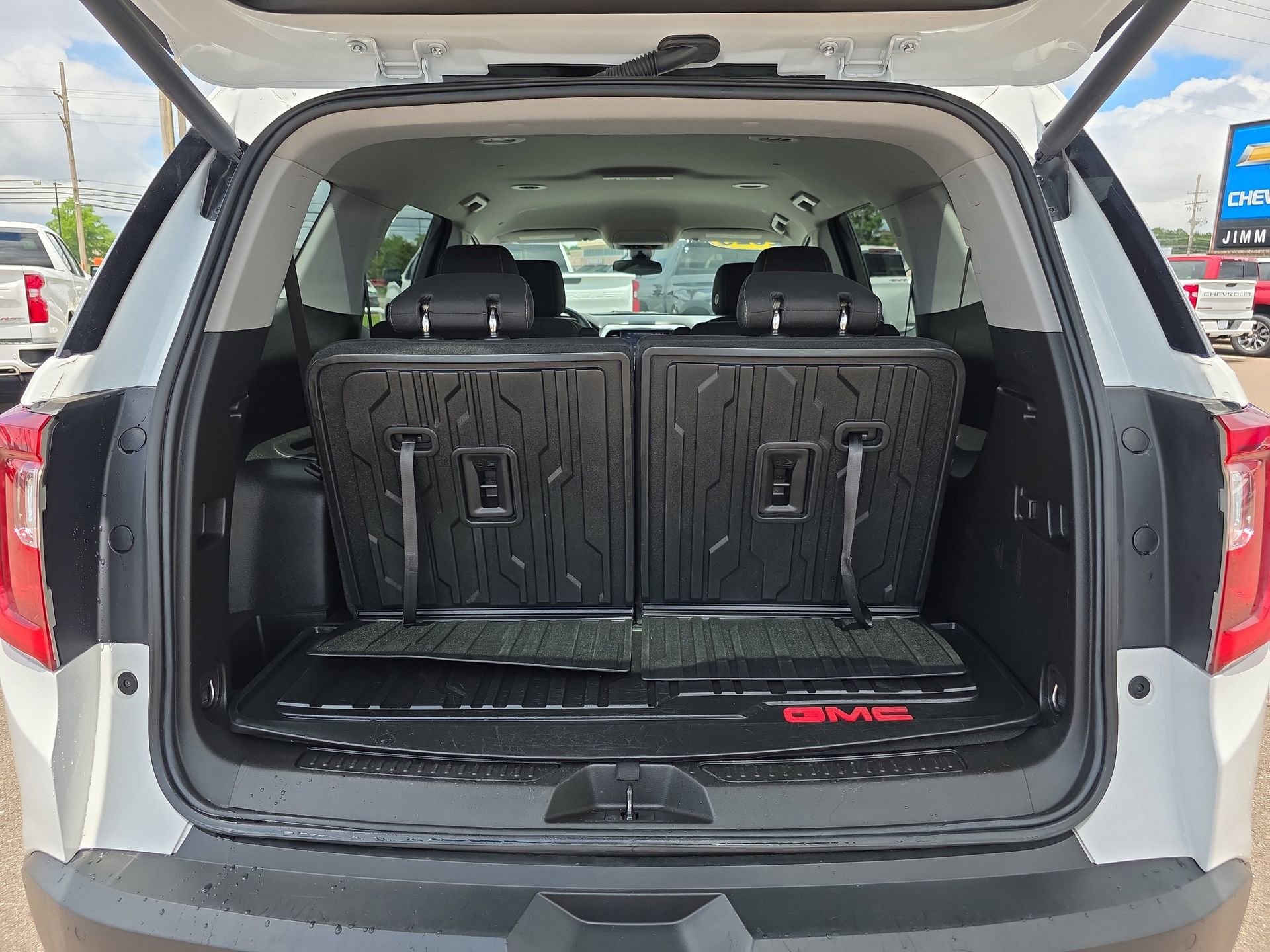Used 2023 GMC Acadia SLE w/ Driver Convenience Package FWD image 14