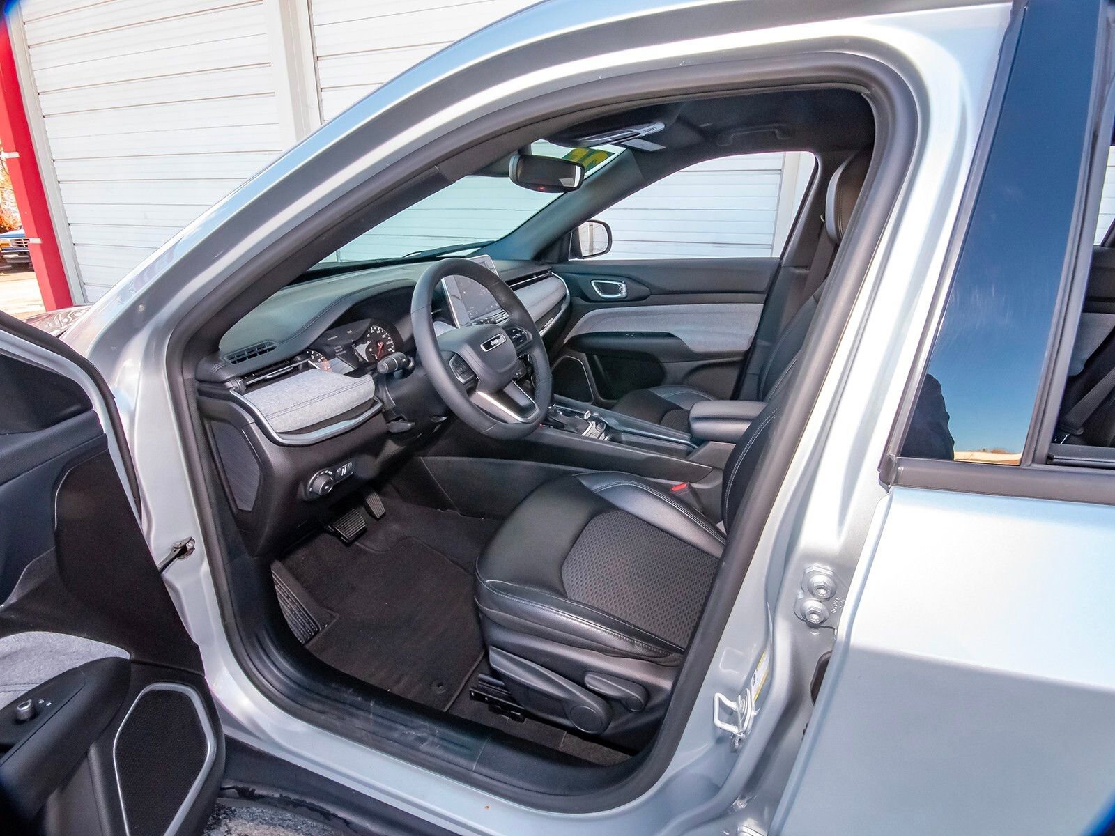 Used 2025 Jeep Compass Latitude image 34