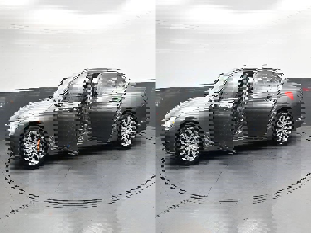 Used 2016 BMW 740i RWD image 39