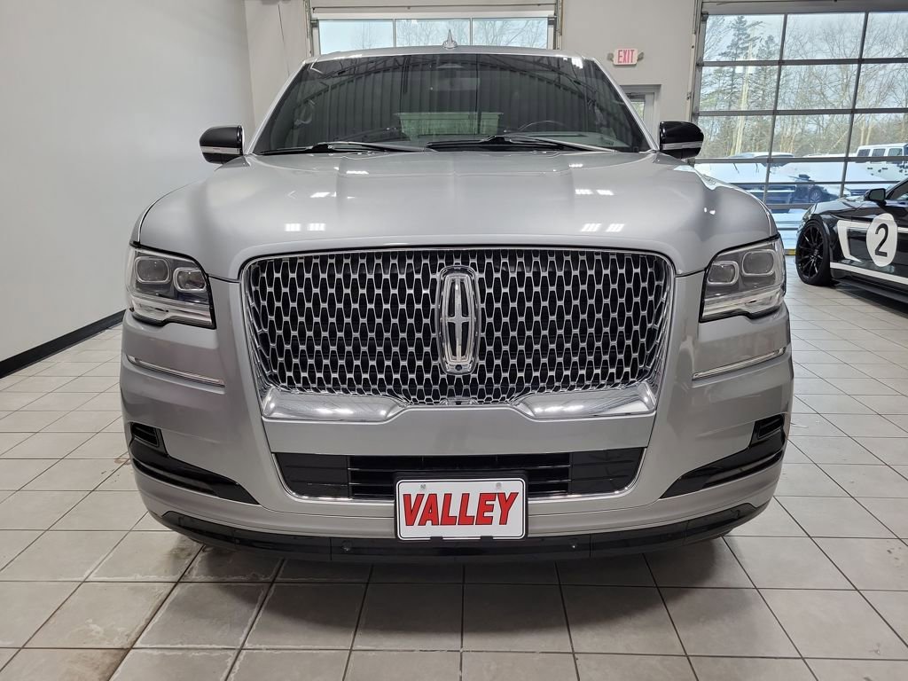 Used 2022 Lincoln Navigator Reserve image 3