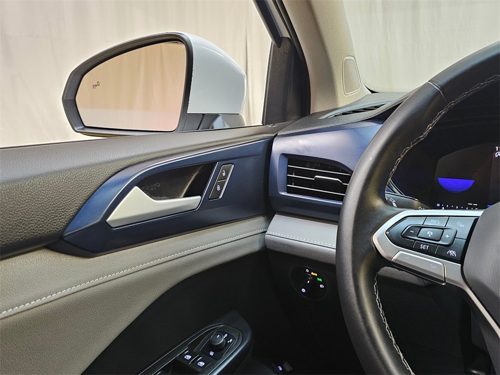 Used 2024 Volkswagen Taos SE image 32