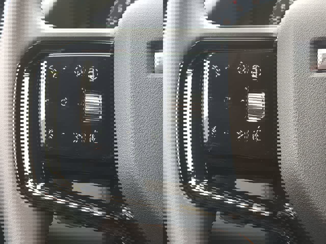 Certified 2025 Land Rover Range Rover Evoque Dynamic SE image 26