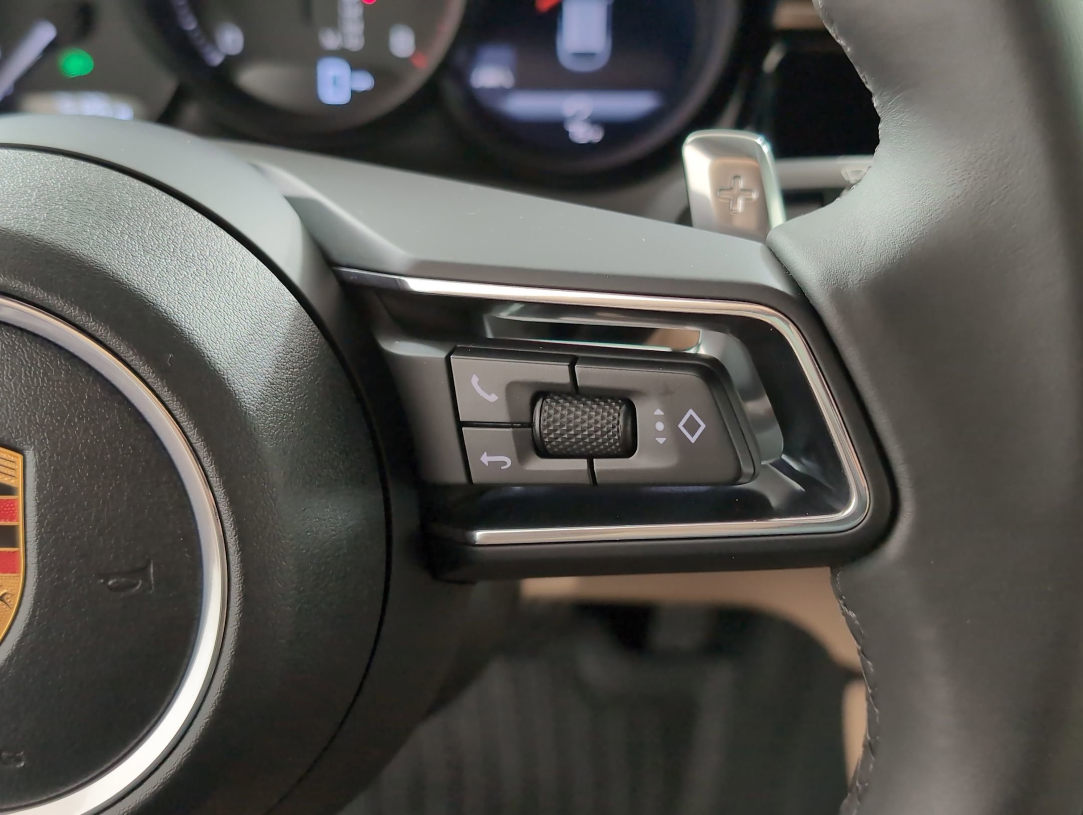 Certified 2025 Porsche Macan image 32