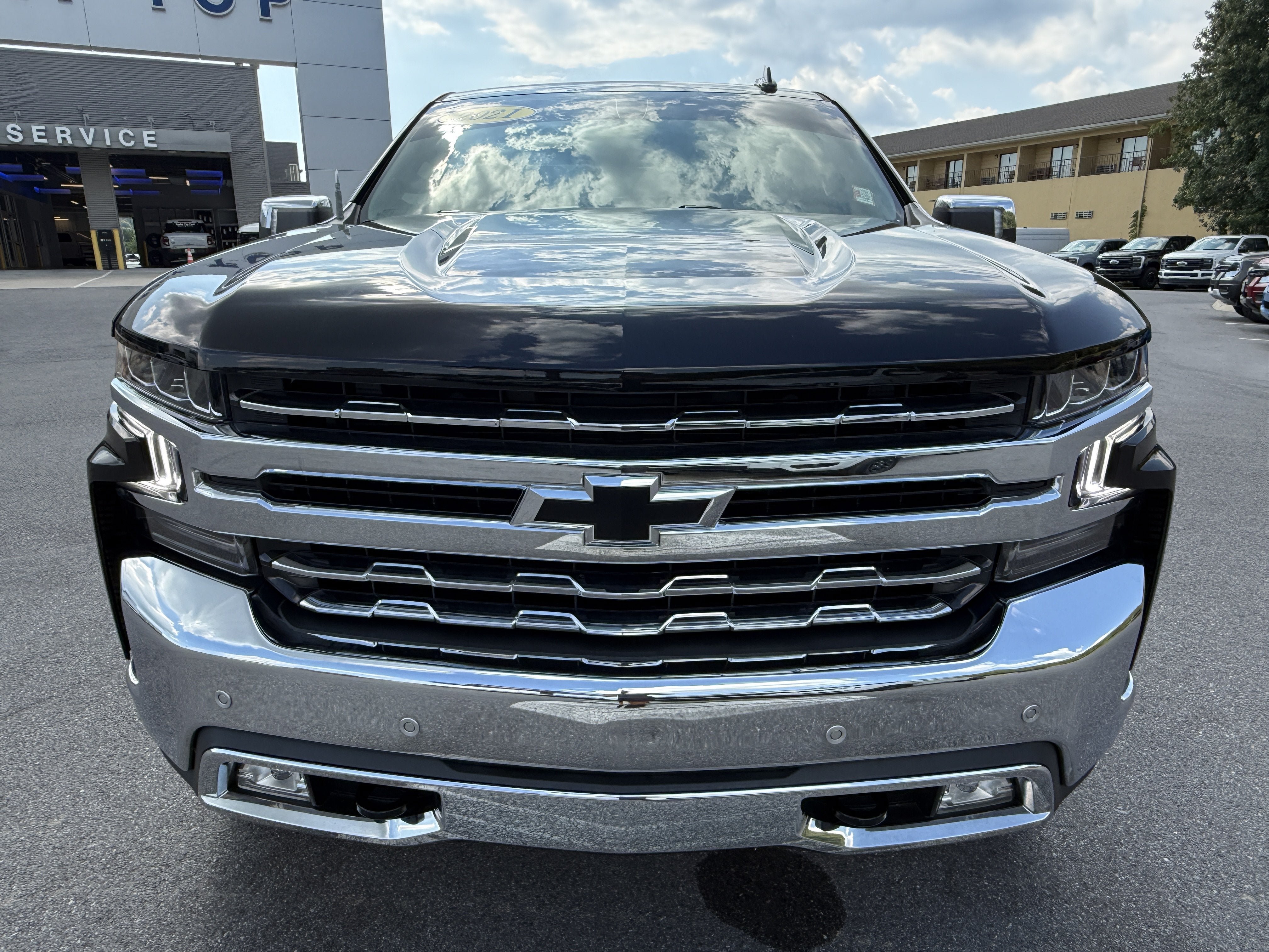 Used 2021 Chevrolet Silverado 1500 LTZ AWD/4WD image 3
