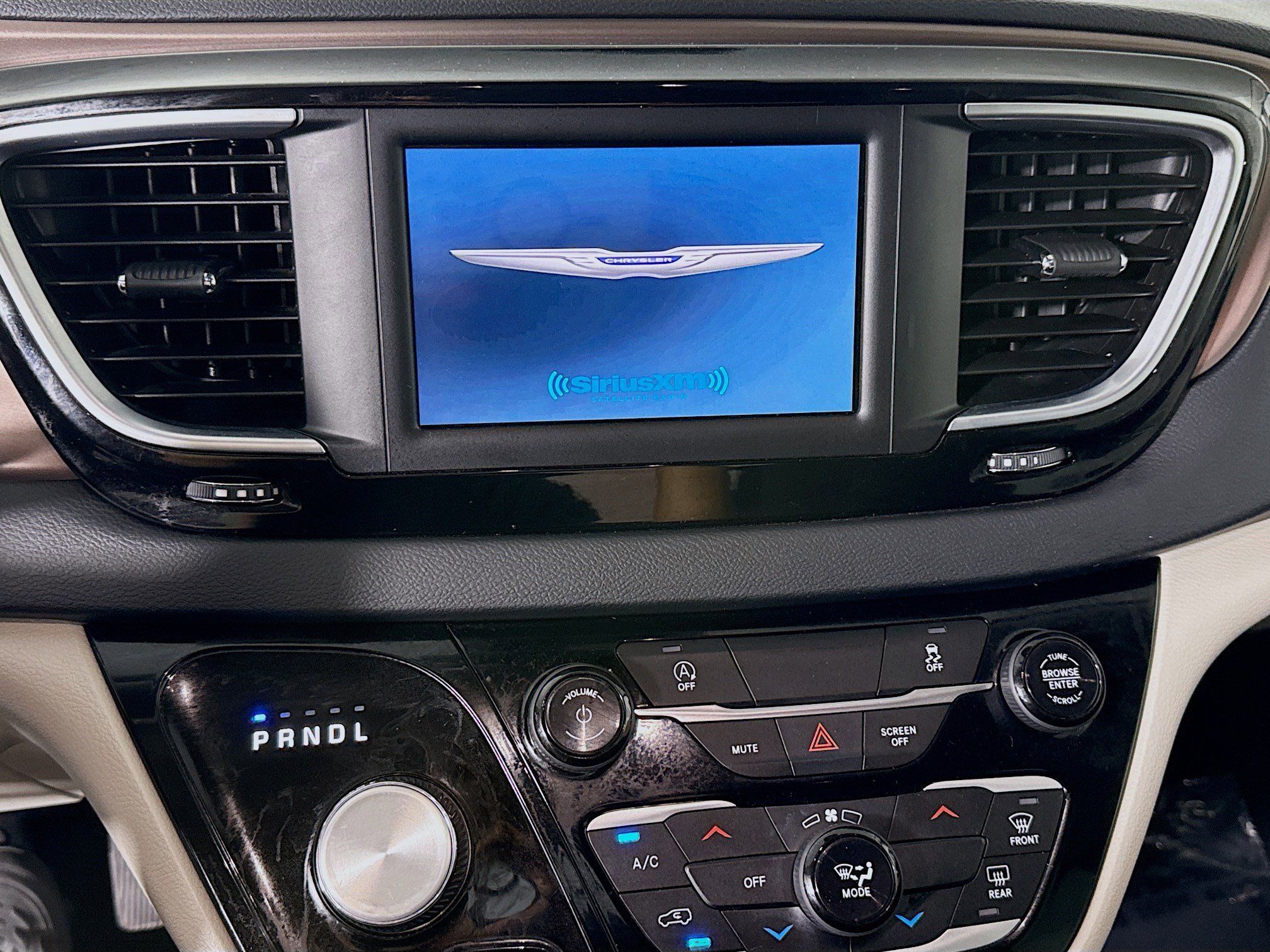 Used 2023 Chrysler Voyager LX image 18