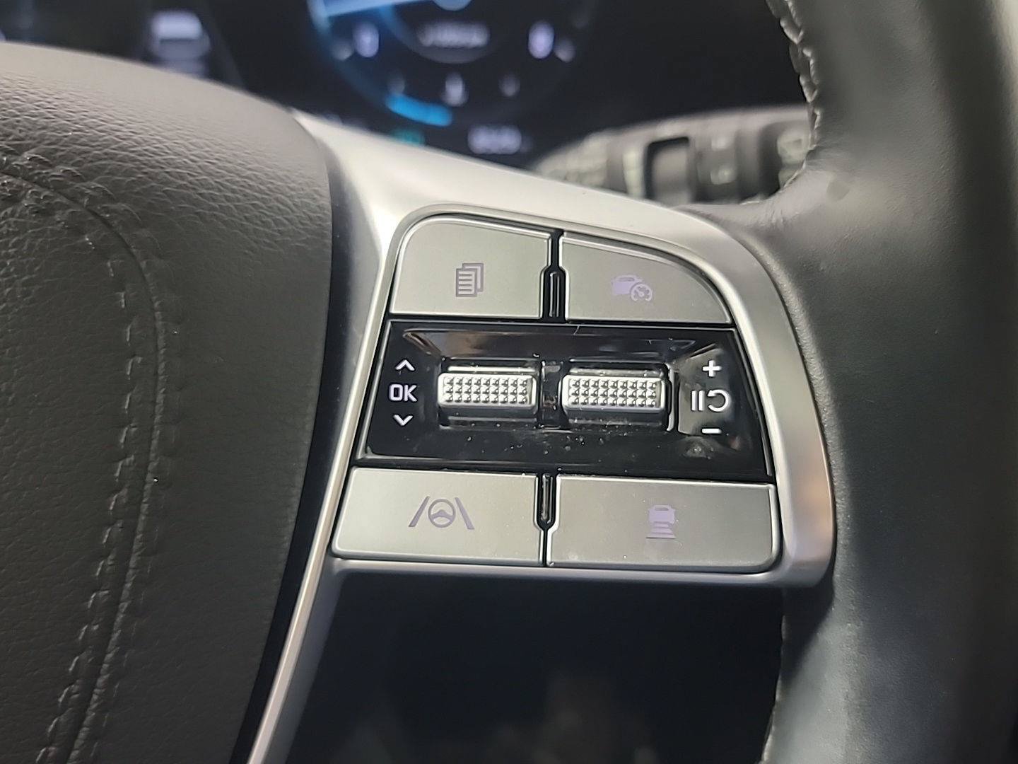 Certified 2025 Kia Telluride SX w/ SX Captain's Chair Package AWD/4WD image 28