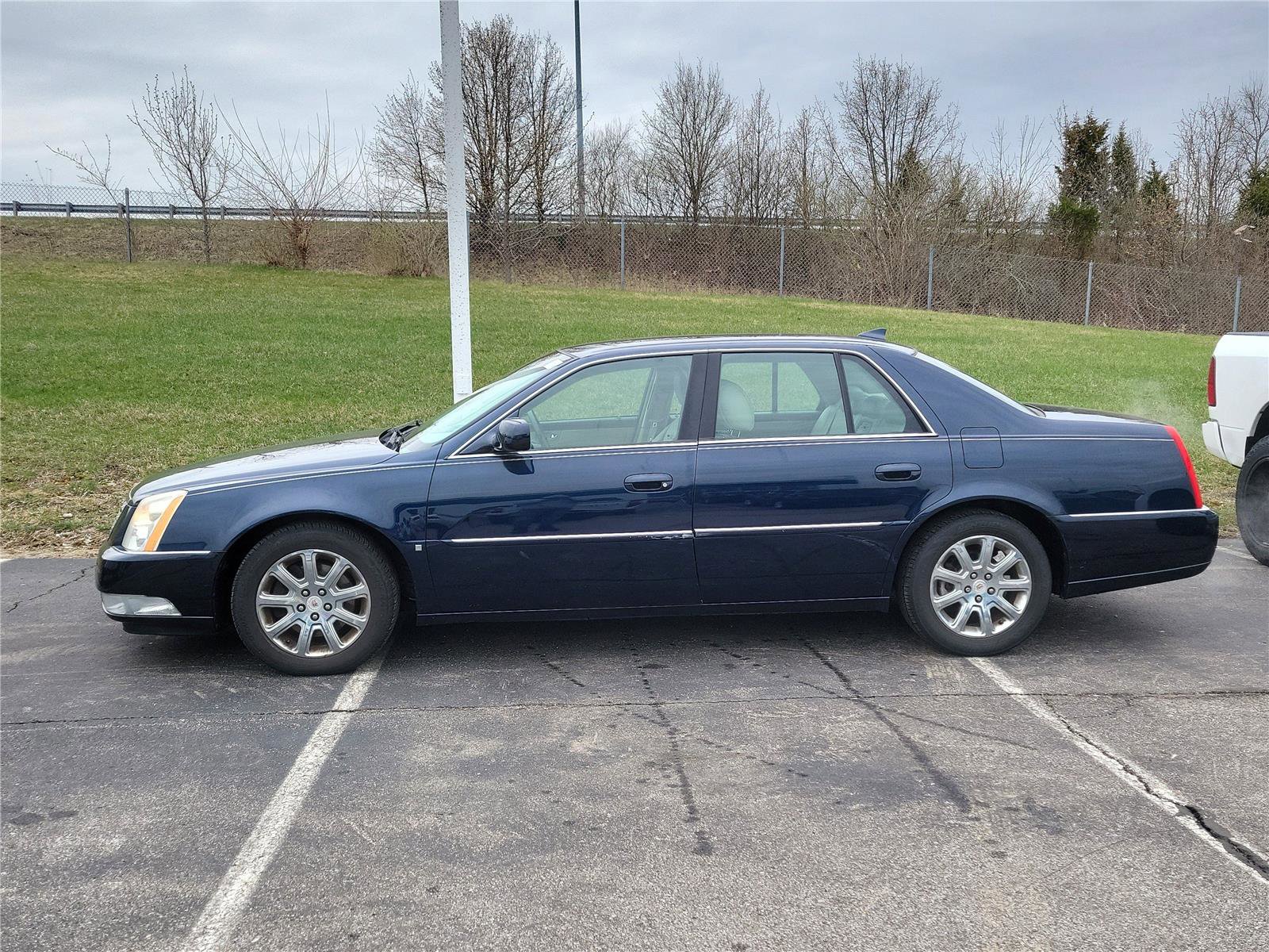 Used 2009 Cadillac DTS w/ Trunk Convenience Package image 5