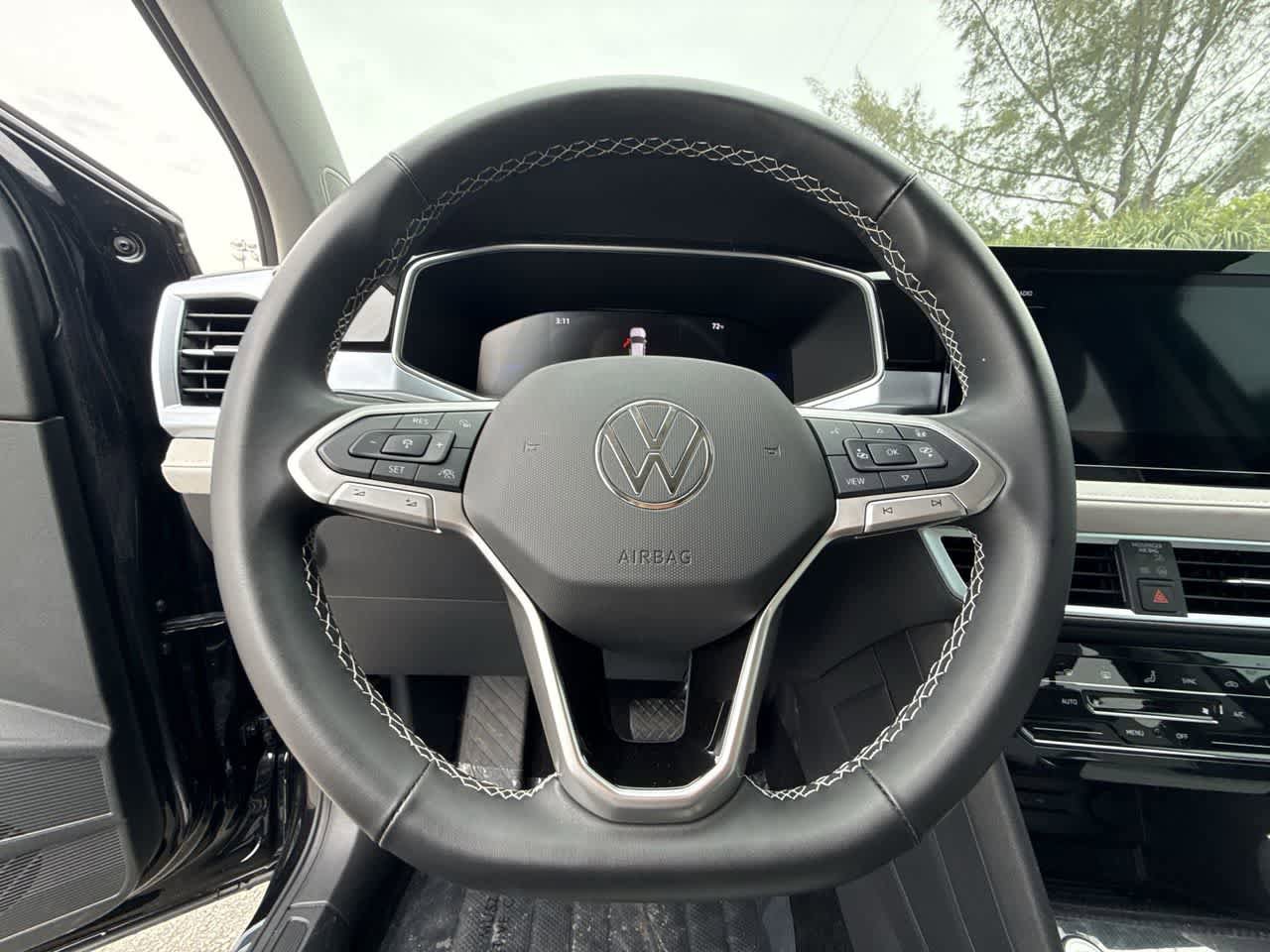 Used 2025 Volkswagen Taos SE FWD image 15