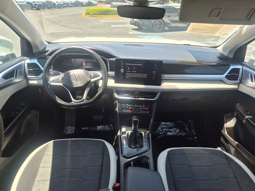 Used 2025 Volkswagen Taos SE FWD image 24