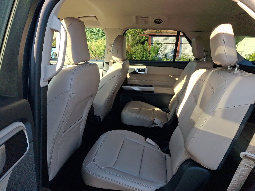 Certified 2023 Ford Explorer XLT w/ Equipment Group 202A AWD/4WD image 10
