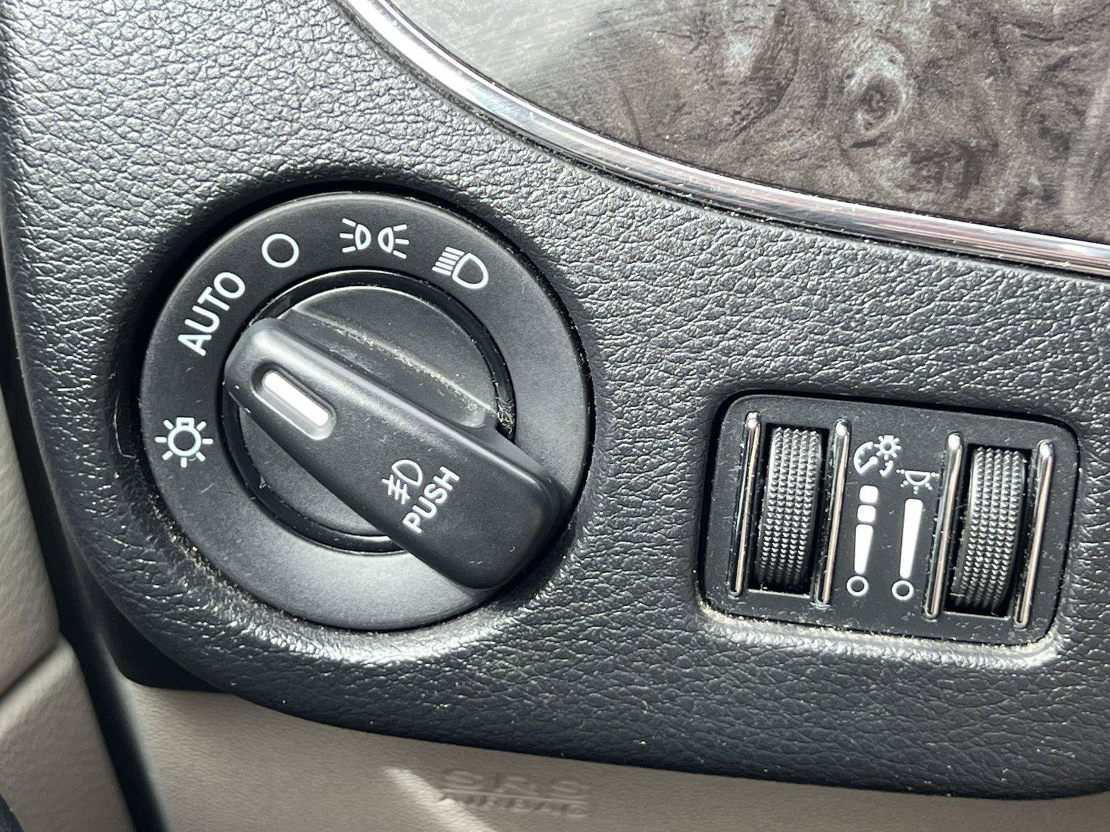 Used 2014 Chrysler Town & Country Touring-L w/ Driver Convenience Group FWD image 18