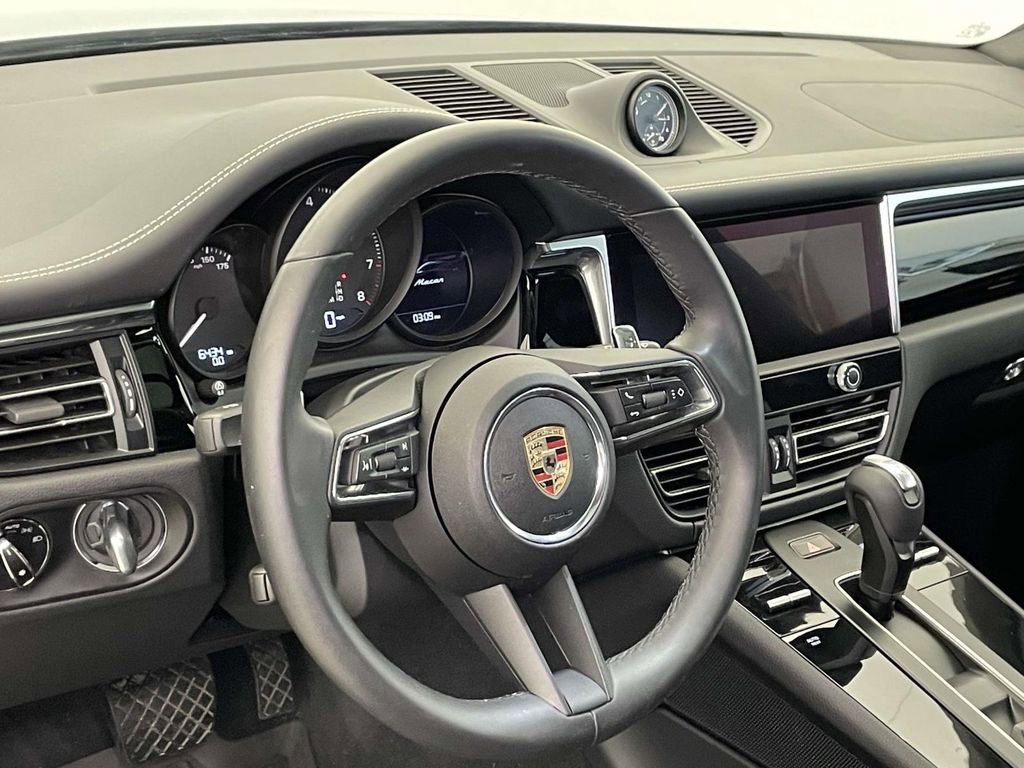 Certified 2025 Porsche Macan image 4