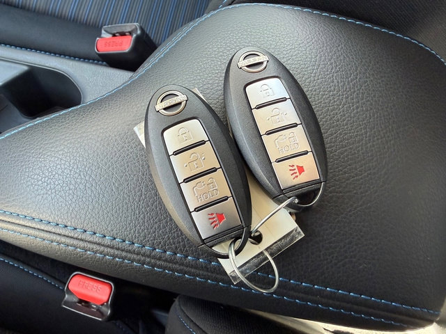 Used 2025 Nissan Leaf S image 25