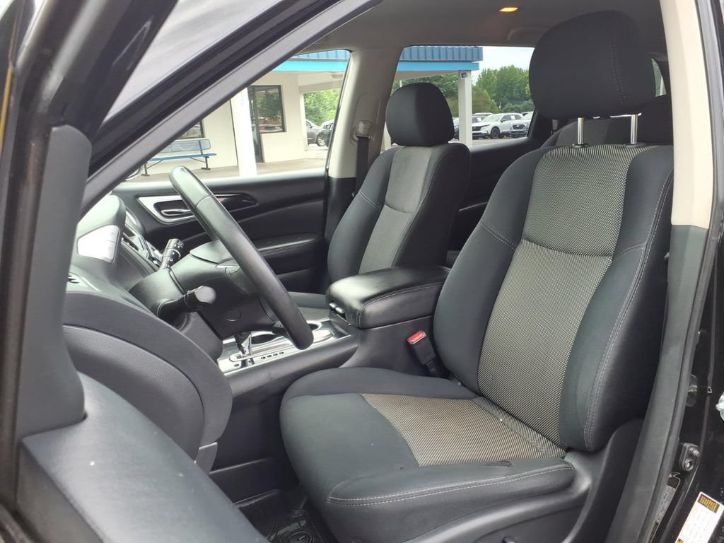 Used 2018 Nissan Pathfinder SV FWD image 2