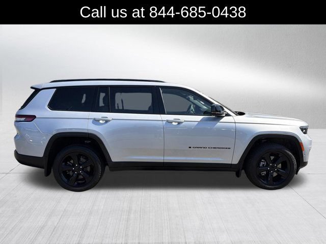 Certified 2025 Jeep Grand Cherokee L Limited w/ Luxury Tech Group II AWD/4WD image 4