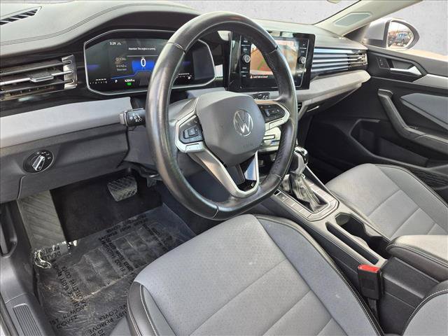 Used 2025 Volkswagen Jetta SE FWD image 12