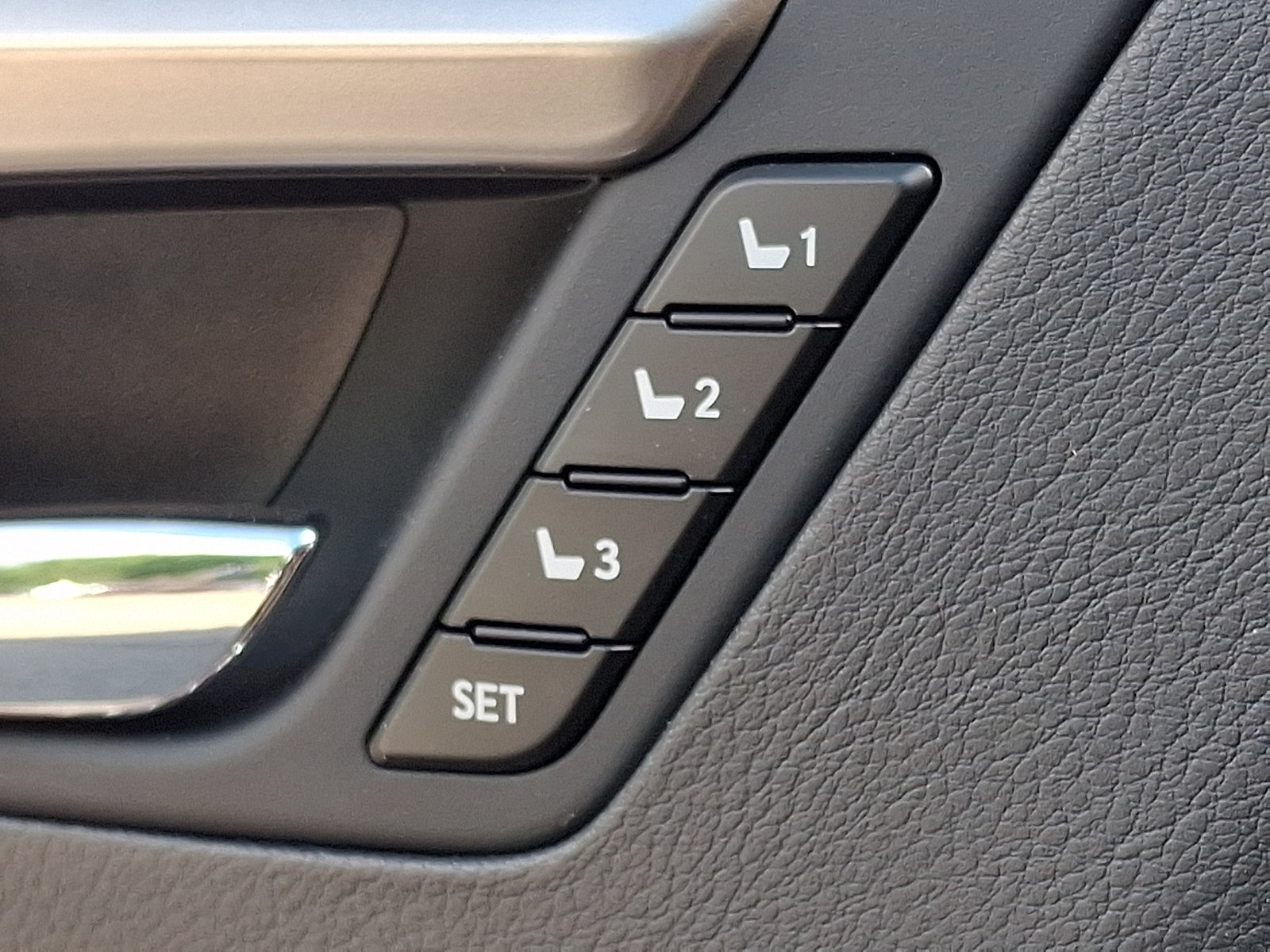 Used 2018 Lexus RX 350L Luxury w/ Accessory Package AWD/4WD image 25