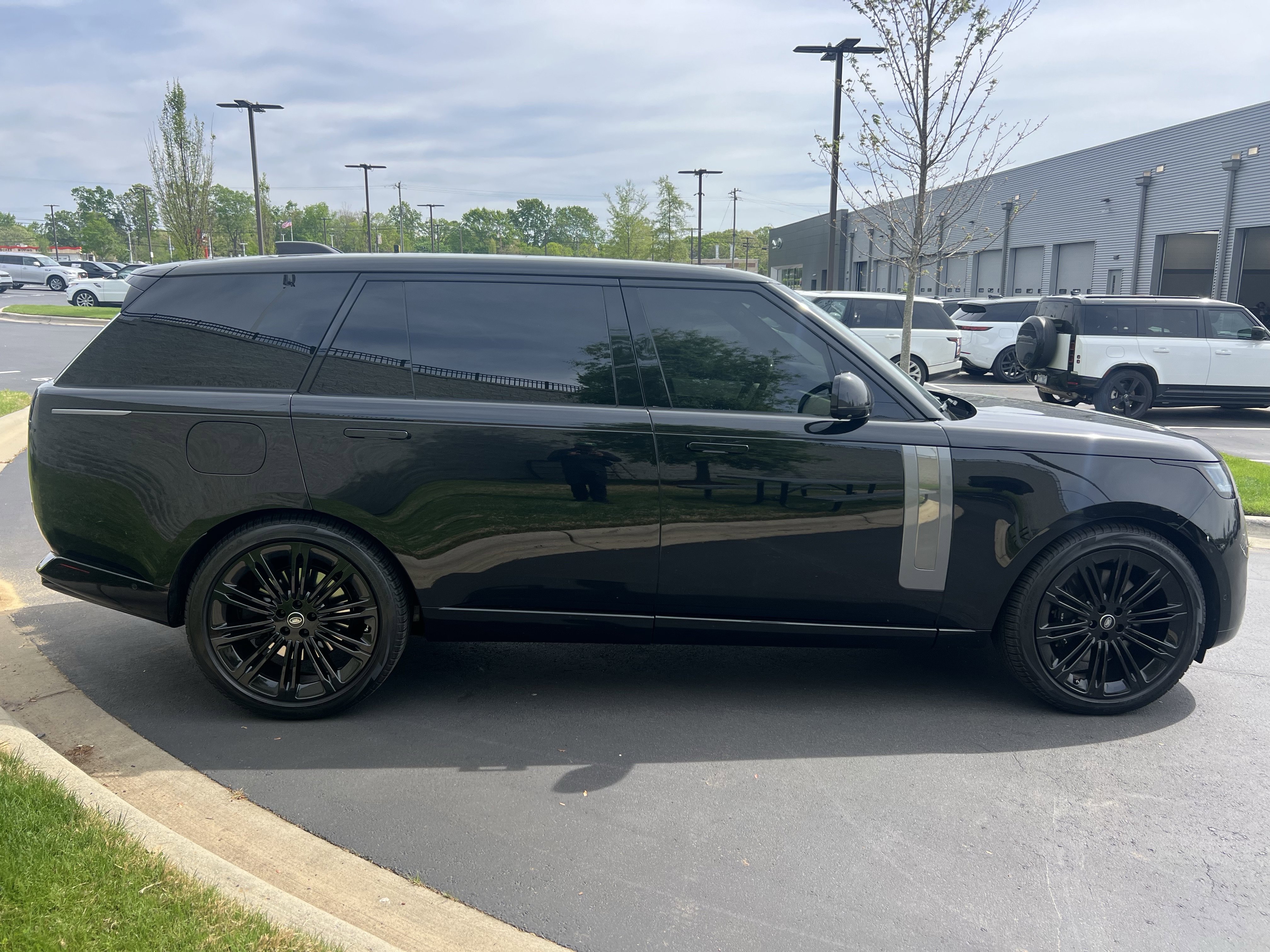 Certified 2024 Land Rover Range Rover Long Wheelbase SE image 8
