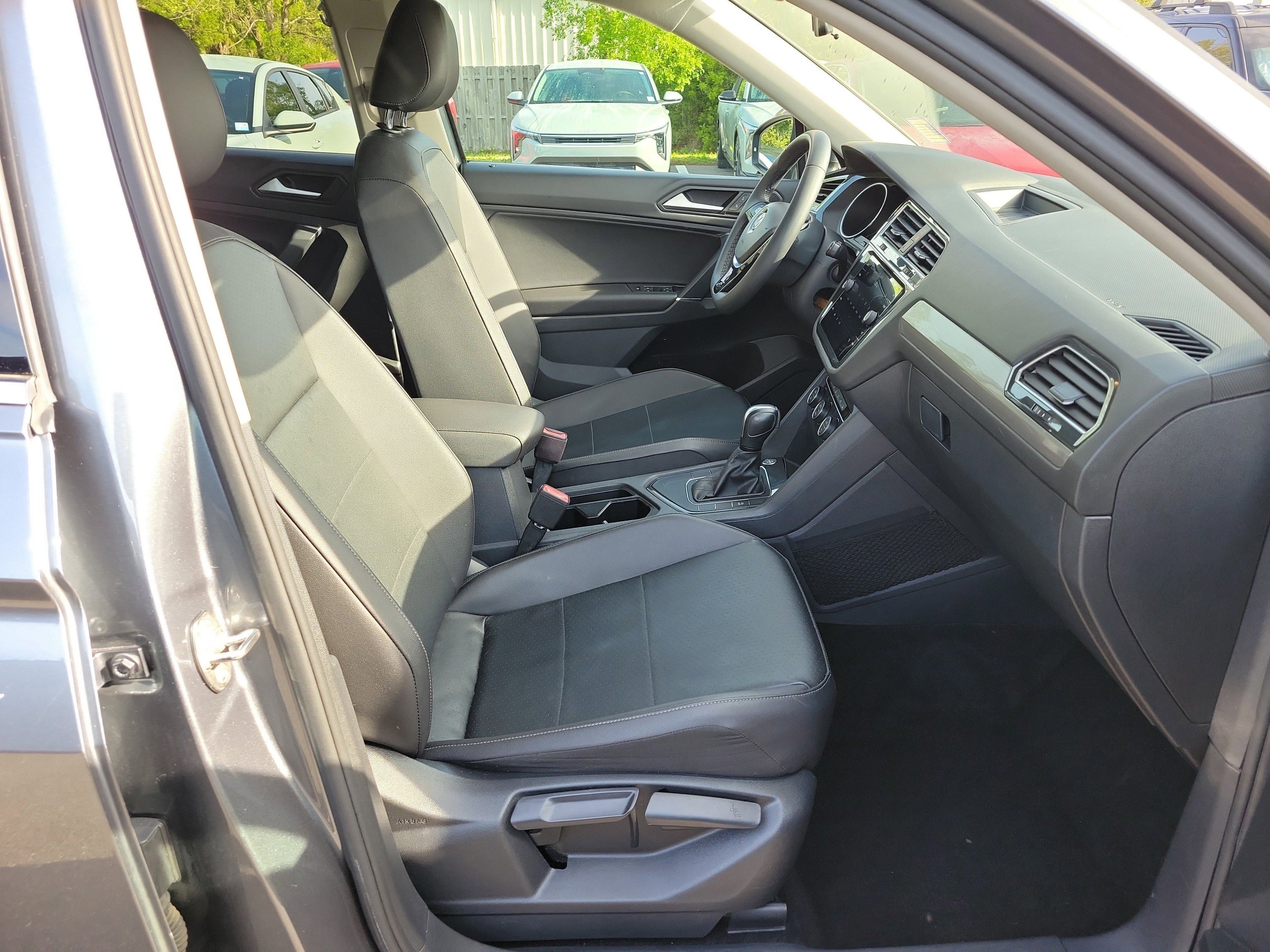 Used 2020 Volkswagen Tiguan SE image 8