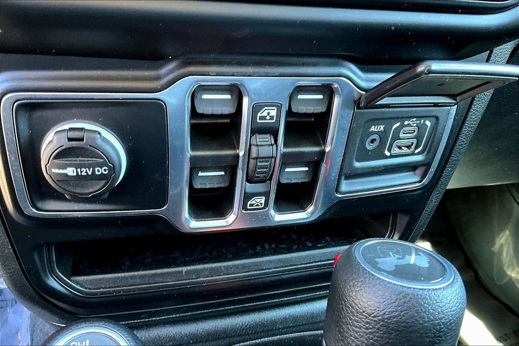 Used 2022 Jeep Wrangler Unlimited Sahara w/ Cold Weather Group AWD/4WD image 15