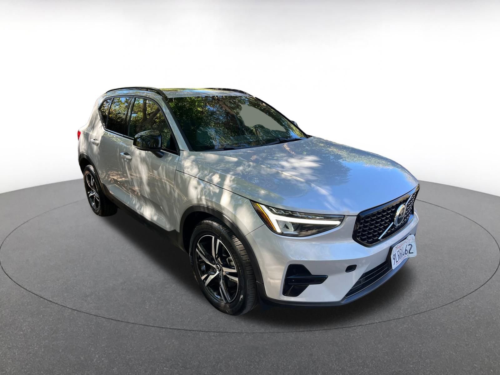 Used 2024 Volvo XC40 B5 Core image 1