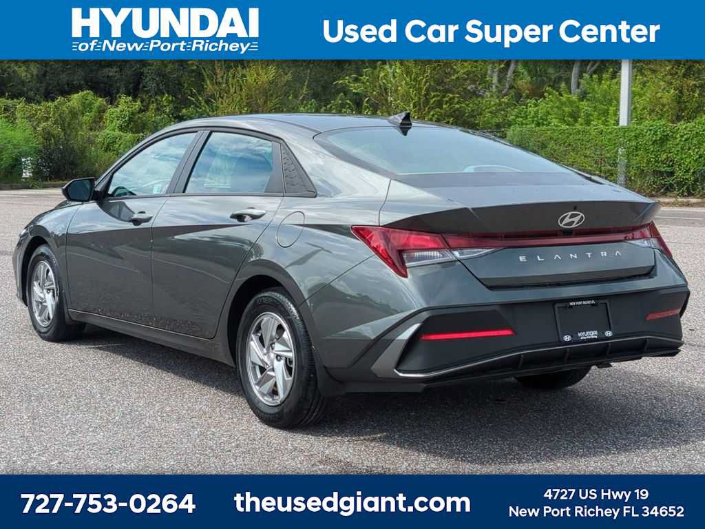 Used 2025 Hyundai Elantra SE FWD image 3