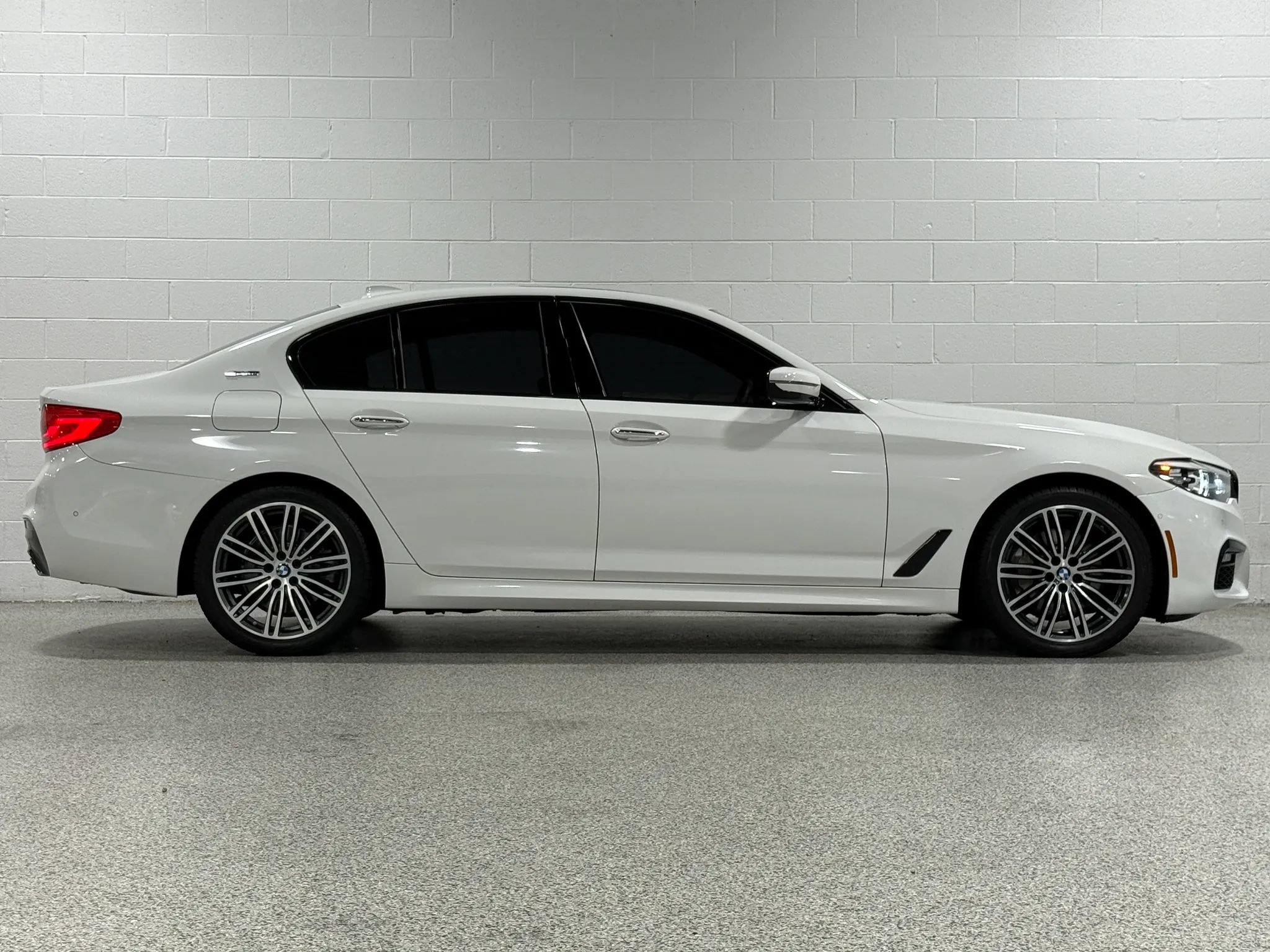 Used 2018 BMW 530e xDrive w/ M Sport Package 2 AWD/4WD image 5