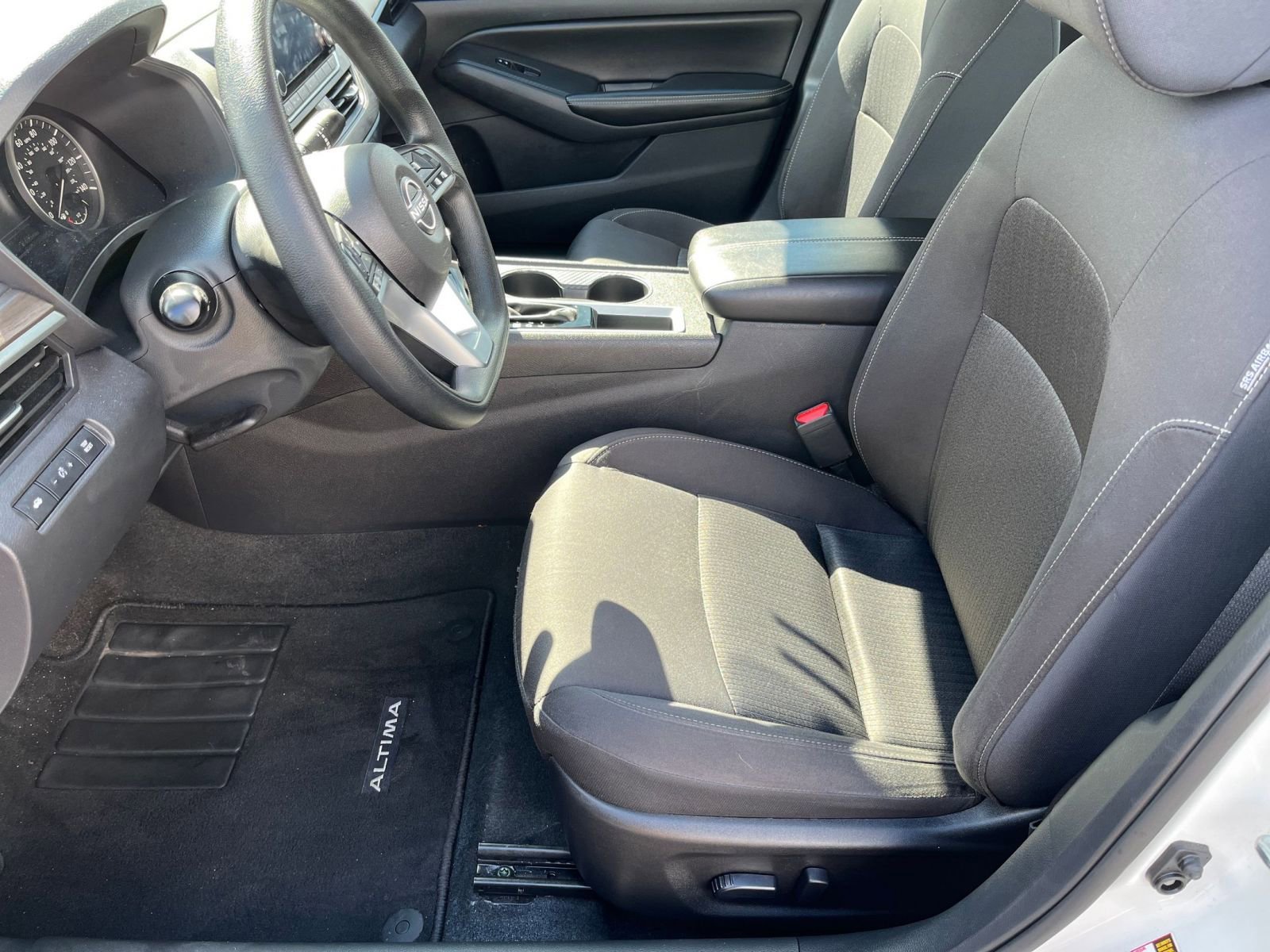Used 2025 Nissan Altima 2.5 SV FWD image 25