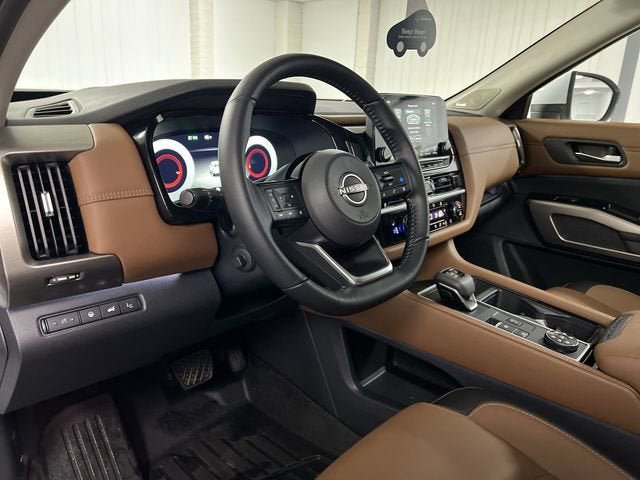 Used 2025 Nissan Pathfinder Platinum AWD/4WD image 10