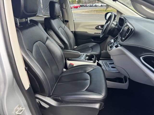 Certified 2024 Chrysler Pacifica Select image 14