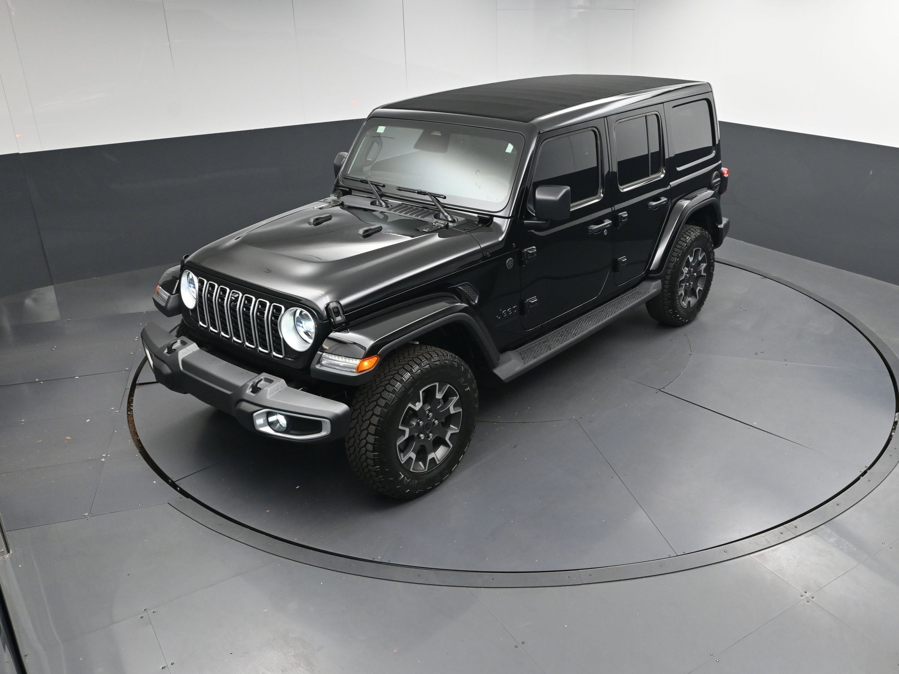 Used 2025 Jeep Wrangler Sahara image 32