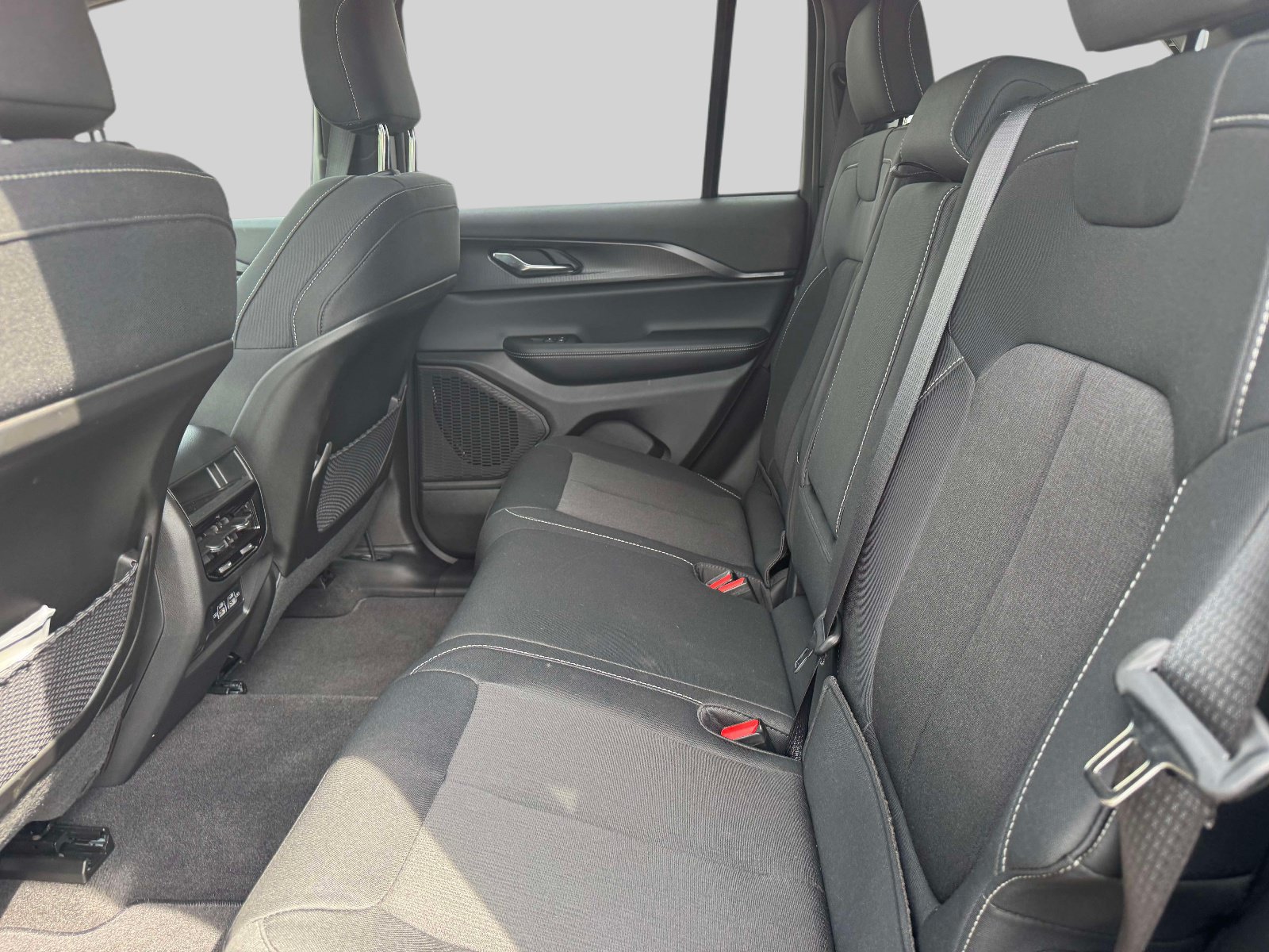Used 2026 Jeep Grand Cherokee Laredo X AWD/4WD image 14
