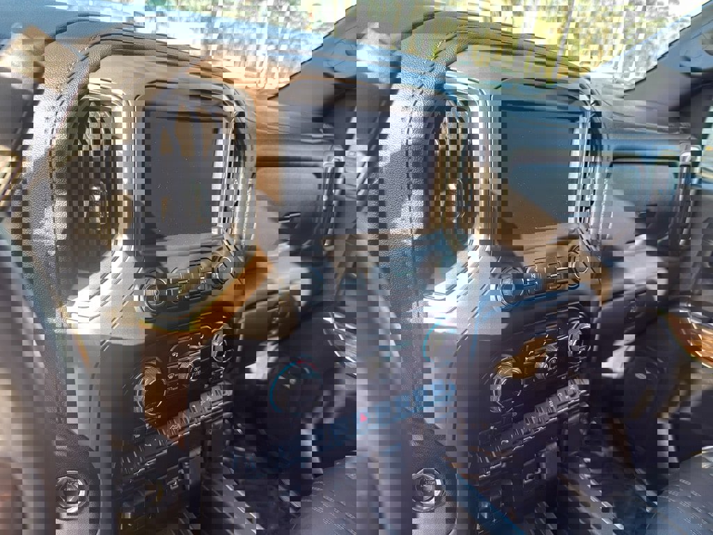 Used 2022 Chevrolet Silverado 1500 High Country w/ Z71 Off-Road Package image 16