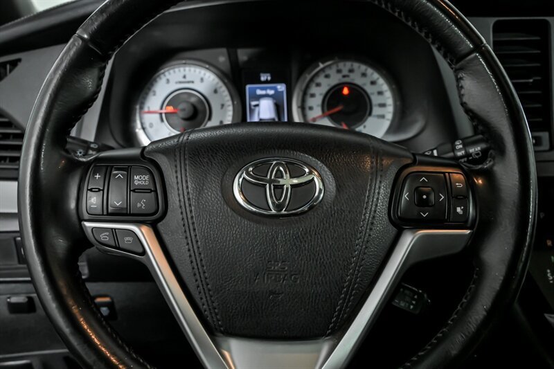 Used 2016 Toyota Sienna SE w/ SE Preferred Package FWD image 23