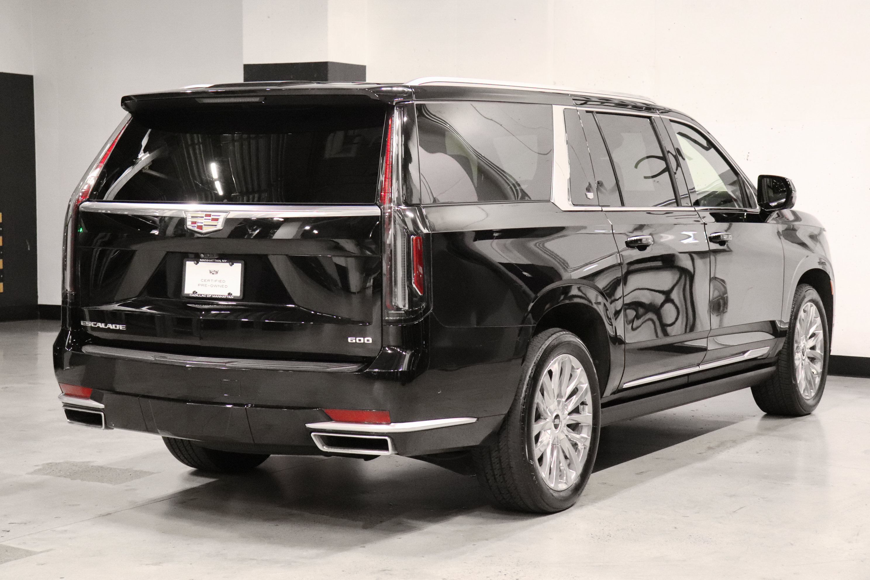 Used 2023 Cadillac Escalade ESV Premium Luxury w/ Performance Package AWD/4WD image 5