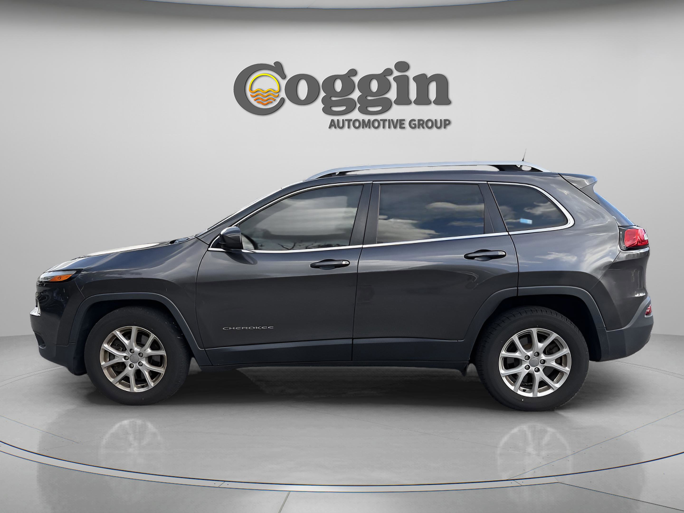 Used 2016 Jeep Cherokee Latitude w/ Cold Weather Group image 2