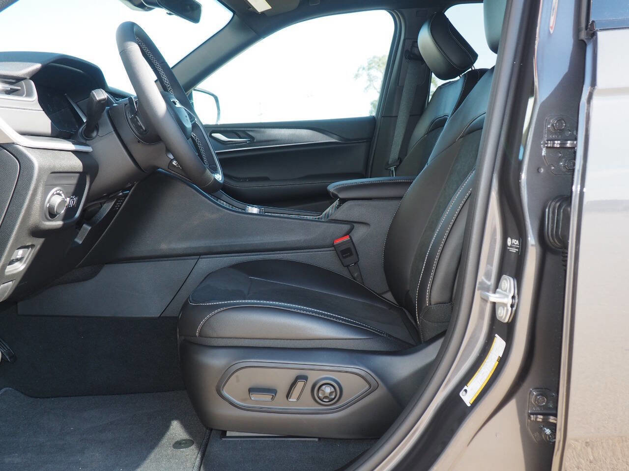 New 2025 Jeep Grand Cherokee Altitude image 9
