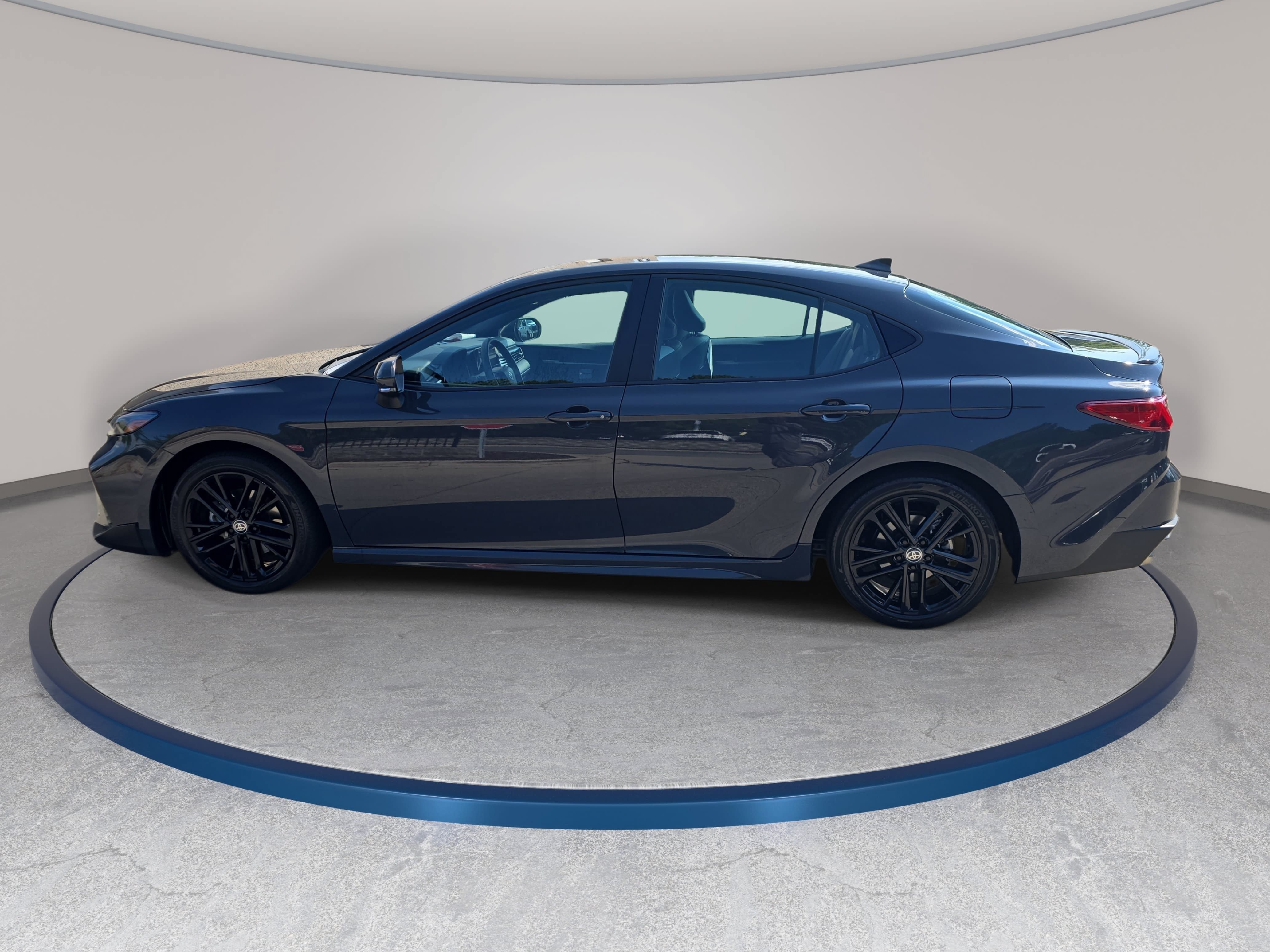Used 2025 Toyota Camry SE w/ Convenience Package FWD image 8