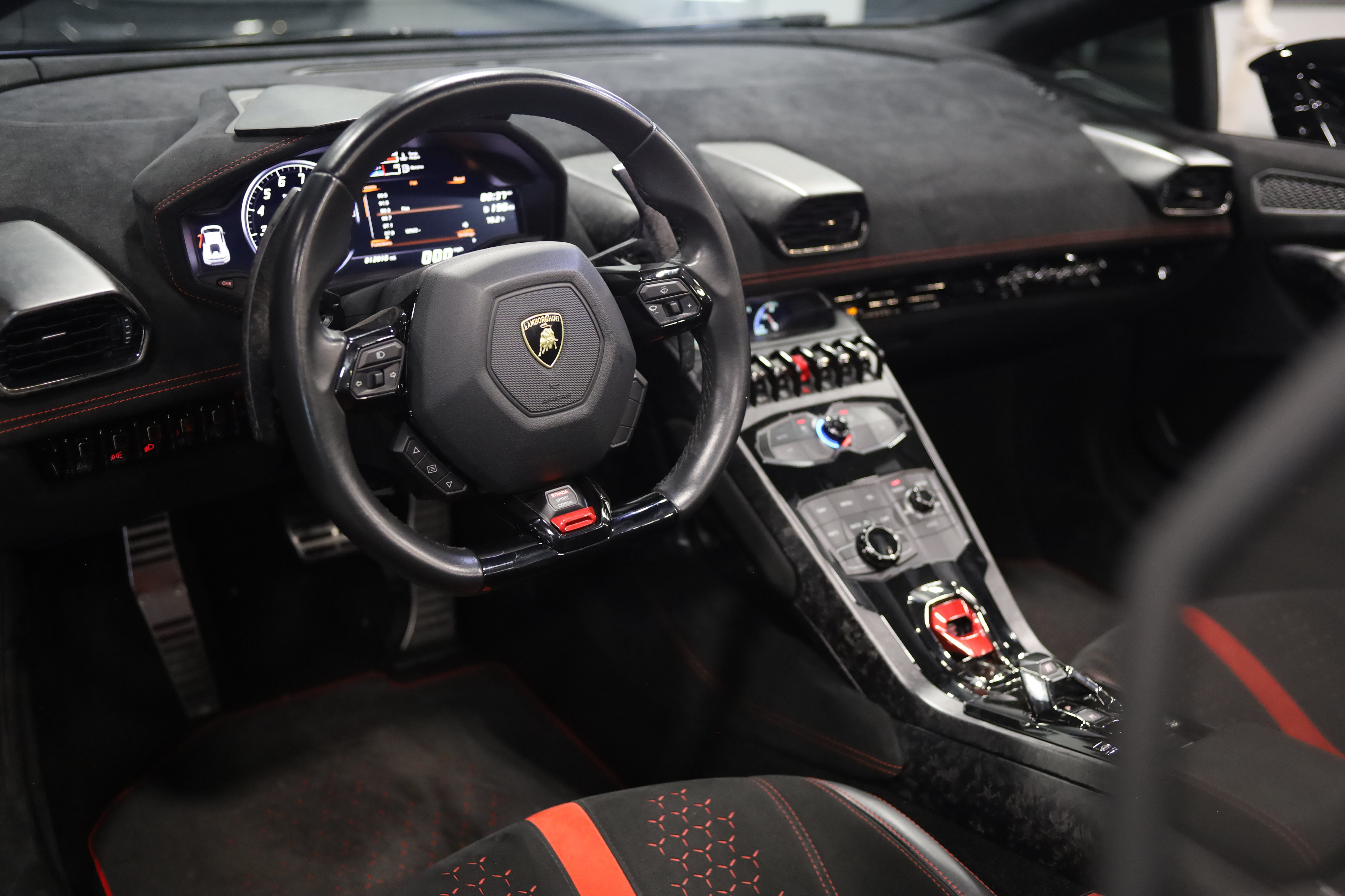 Used 2019 Lamborghini Huracan Performante AWD/4WD image 29